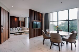 Caja de seguridad en la habitación y escritorio 