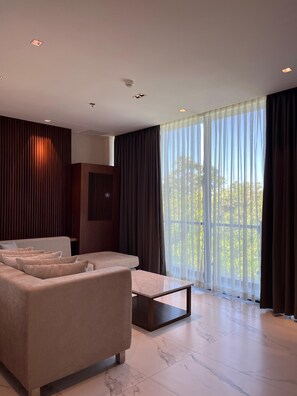 Suite | Zona de estar | Una televisión