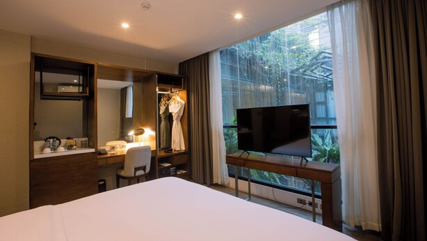 Large Nest with Atrium View | In-room safe, desk, laptop workspace, blackout curtains - The Henry Hotel Roost Bacolod (Bacolod)