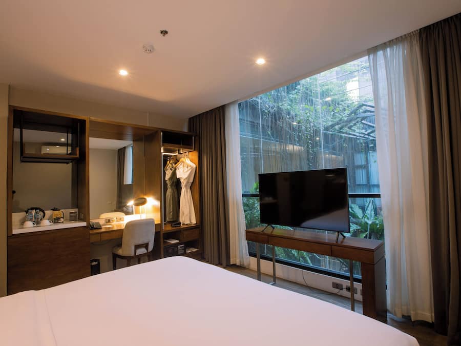 Large Nest with Atrium View | In-room safe, desk, laptop workspace, blackout drapes