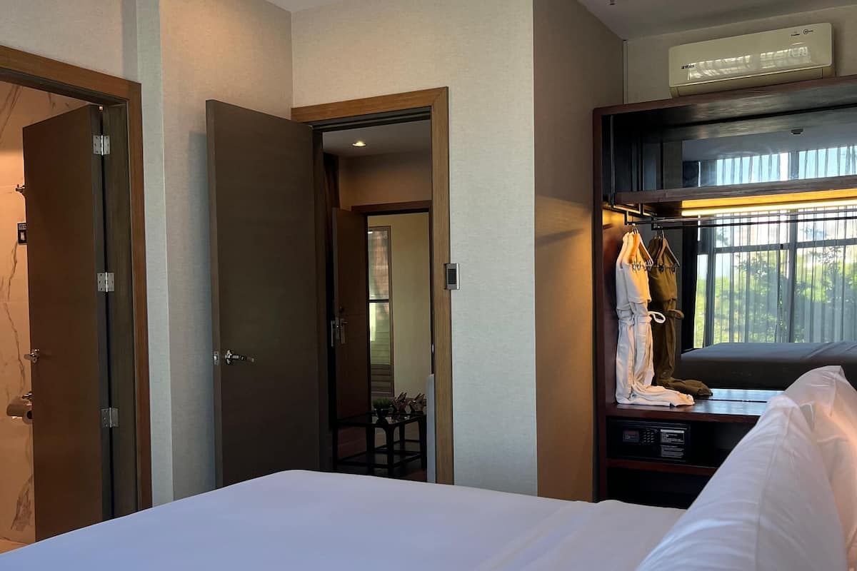 XL Nest with Atrium View | 1 bedroom, in-room safe, desk, laptop workspace