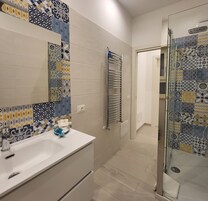 Apartamento Deluxe | Baño | Ducha y cabezal de ducha tipo lluvia