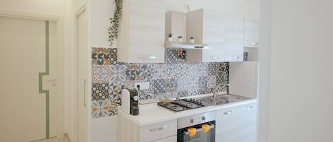 Deluxe-huoneisto | Yksityinen keittiö | Täysikokoinen jääkaappi, mikroaaltouuni, uuni, liesi