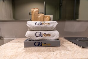 Haartrockner, Handtücher, Toilettenpapier