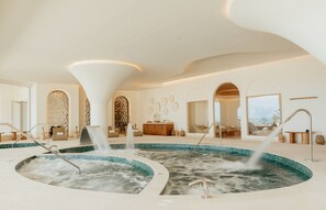 Salas de tratamiento para parejas, un sauna, una bañera de hidromasaje