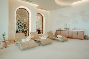 双人护理室、桑拿、热水浴缸、湿蒸房、热石按摩、深层组织按摩