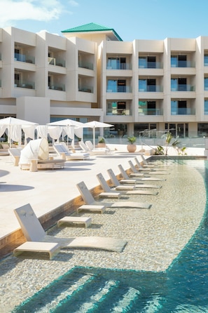 2 piscines a l'aire lliure