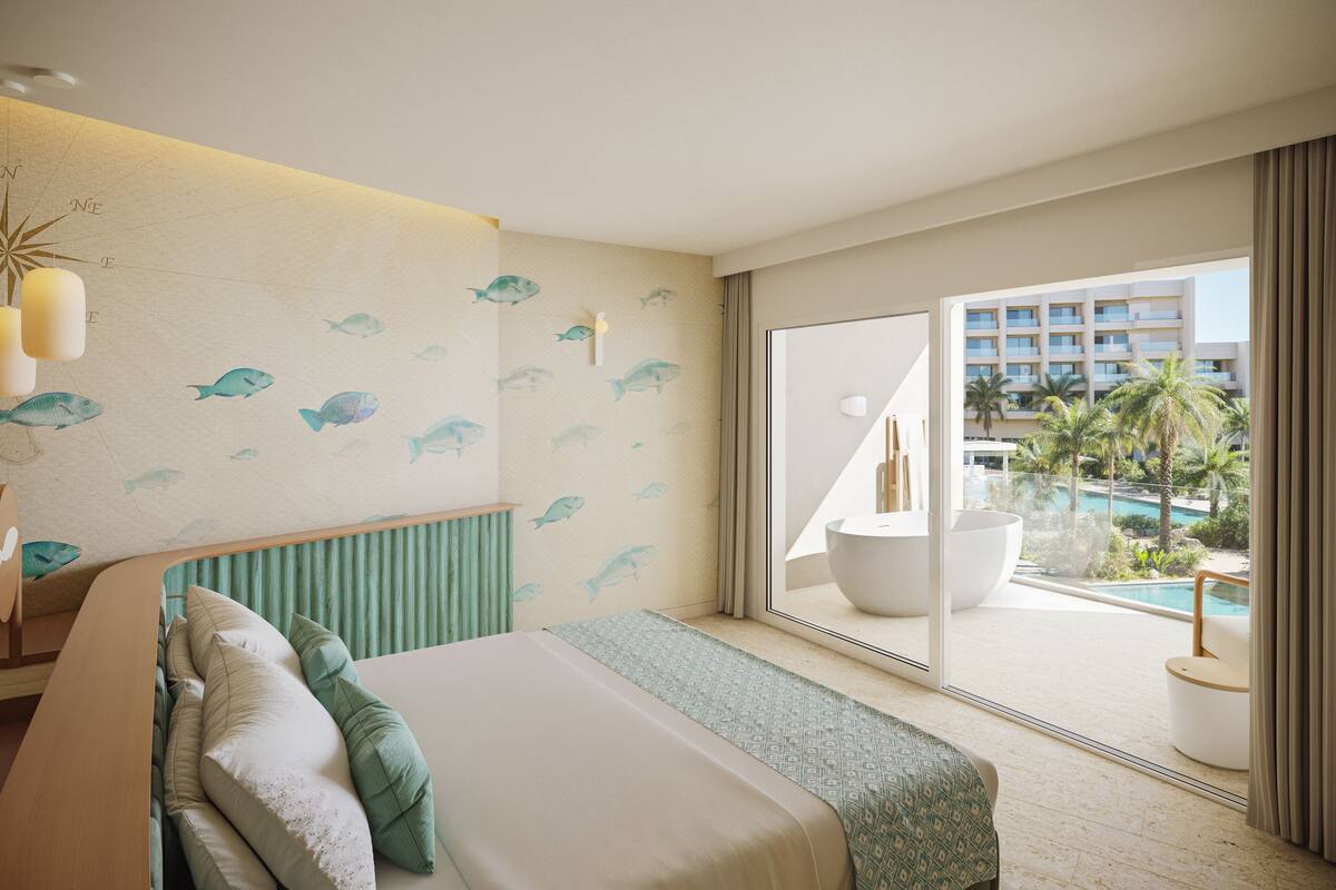 Et hotelværelse med en stor seng, udsigt til en swimmingpool og en balkon med palmer.