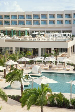 2 outdoor pools