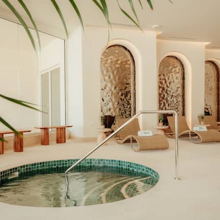 Couples treatment rooms, sauna, hot tub, steam room, hot stone massages