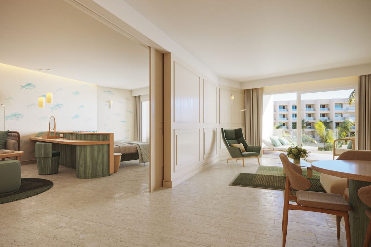 Et moderne hotelværelse med opholdsområde, spisebord og udsigt over bybilledet.