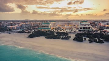 Una playa cerca, arena blanca