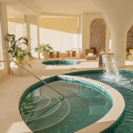 双人护理室、桑拿、热水浴缸、湿蒸房、热石按摩、深层组织按摩