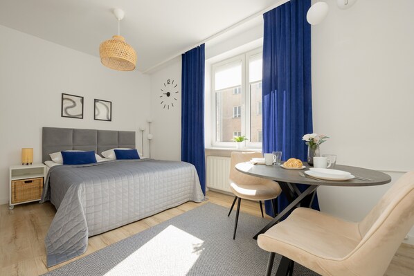 Free WiFi, bed sheets - Chmielna Studio Warsaw Center by Renters (Warsaw)
