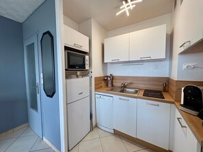 Refrigerador, microondas, placa de cocina, lavavajillas