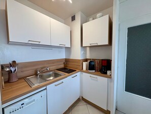 冷蔵庫、電子レンジ、コンロ、食器洗い機