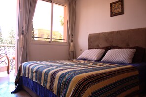 2 bedrooms, desk, iron/ironing board, travel cot - Cosy Central Apartment (Marrakech)
