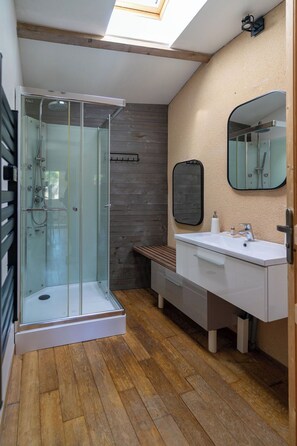 Douche, sĂšche-cheveux, serviettes fournies, papier toilette