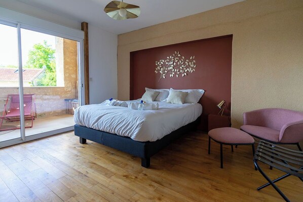 5 bedrooms, iron/ironing board, WiFi, bed sheets