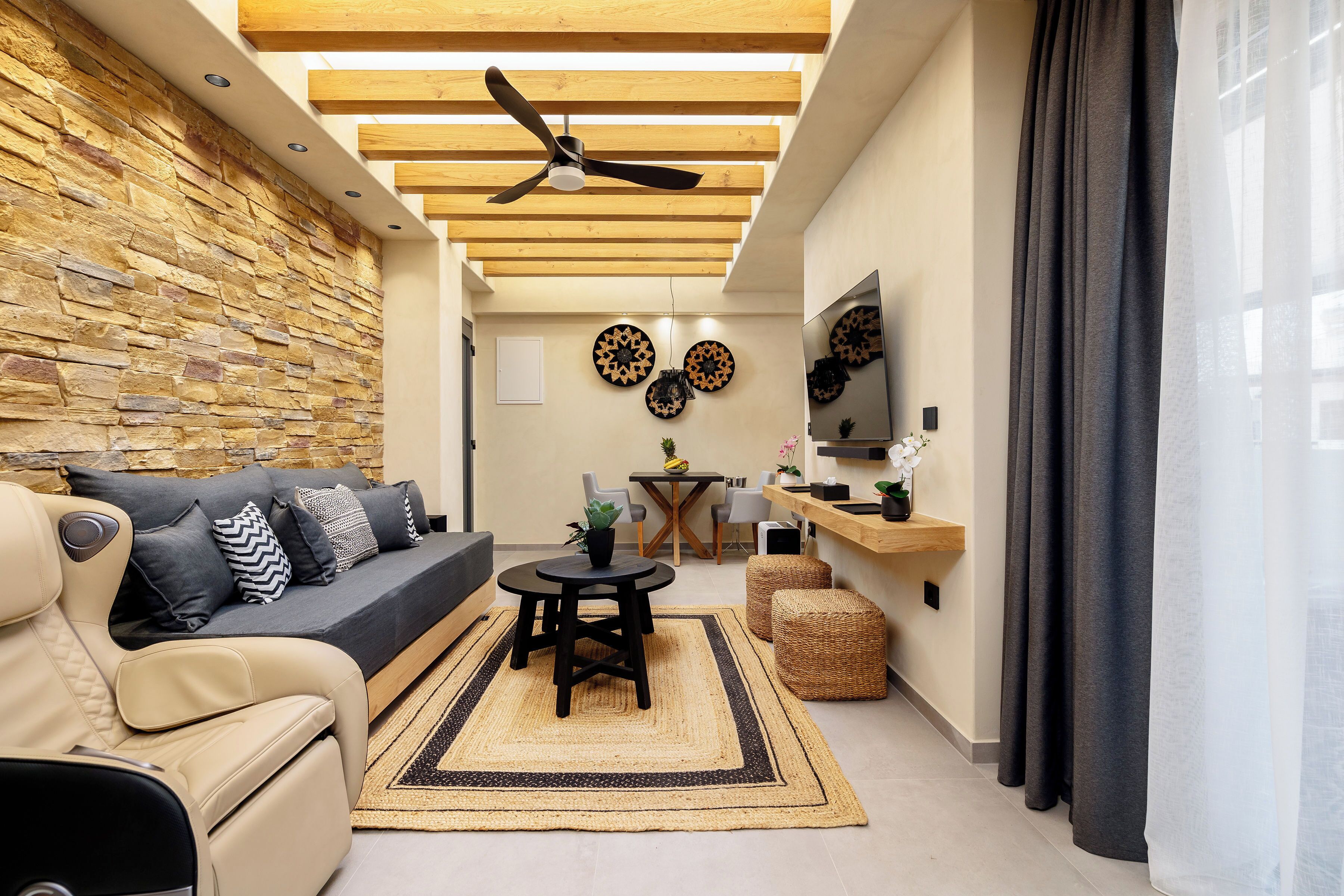 Luksusleilighet, privat basseng | Oppholdsområde | En 55-tommers smart-TV med Parabol-TV samt PC-skjermer