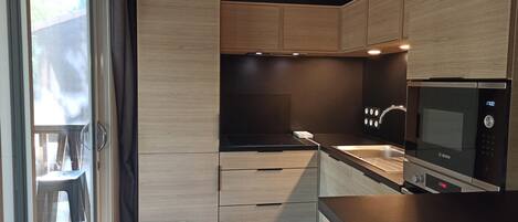 Frigorifero, microonde, forno, piano cottura