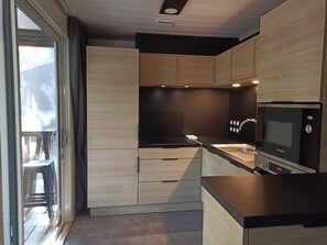 ثلاجة، ميكروويف، فرن، موقد طهي مسطح