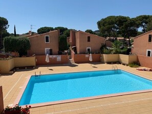 Pool - Charming Villa with Shared Pool, Garden, and Parking, 15 Min Walk to Beach – Sleeps 4 (Cap d'Agde)