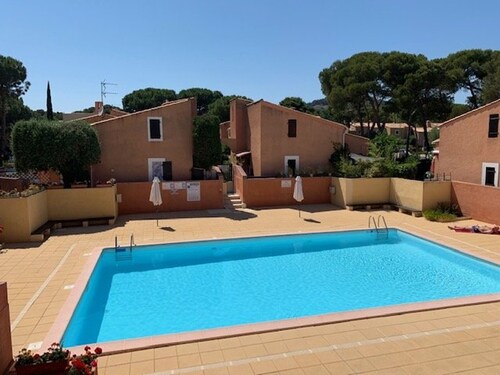 Villa mitoyenne avec piscine et parking pour 4 personnes
