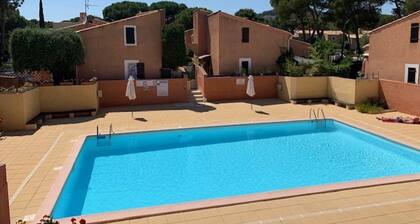 Villa mitoyenne avec piscine et parking pour 4 personnes