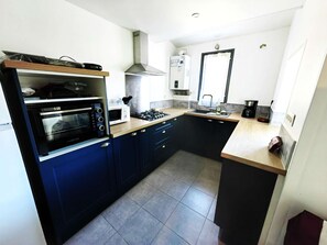 Fridge, microwave, stovetop, coffee/tea maker - Semi-detached villa with pool and parking for 4 people (Cap d'Agde)