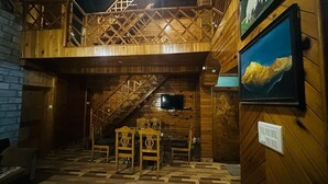 Dining - The Vintage Inn (Manali)