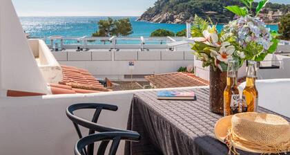 Beachfront Family Retreat with Stunning Sea Views in Palamós