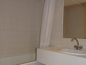 Bathroom - Functional Studio, Ski-in/Ski-out, South-Facing Balcony (Plagne Aime 2000)