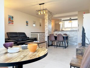 Dining - Modern Duplex Apartment, 2 Bedrooms, A/C, Parking, Near Beach and Shops - Le Lavandou (Le Lavandou)