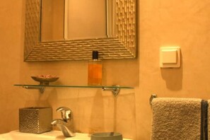 Douche, bidet, serviettes fournies, shampoing