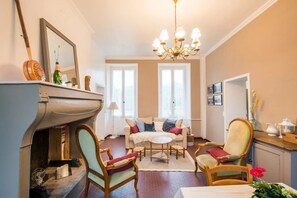 Leilighet – deluxe, hageutsikt | Oppholdsområde | En 31-tommers TV med digitale kanaler