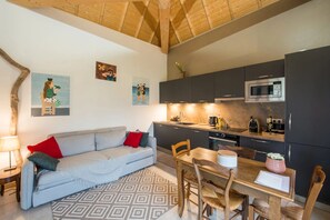 Småhus – comfort, bassengutsikt | Oppholdsområde | En 31-tommers TV med digitale kanaler