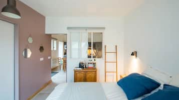 Casa de campo conforto, vista para o jardim | 1 quarto, roupas de cama premium, frigobar, individualmente decorados