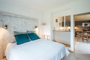 Småhus – comfort, bassengutsikt | 1 soverom, sengetøy av topp kvalitet, minibar og individuelt dekorert