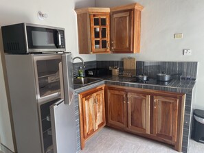 Fridge, microwave, stovetop, toaster - The Nest at Salem,Runaway Bay. #6 (Runaway Bay)