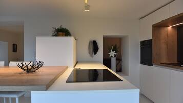 Kjøleskap, mikrobølgeovn, ovn og kokeplater