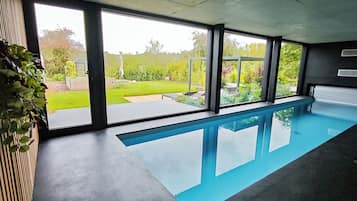 屋内プール、温水プール