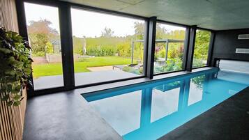 Una piscina cubierta, una piscina climatizada
