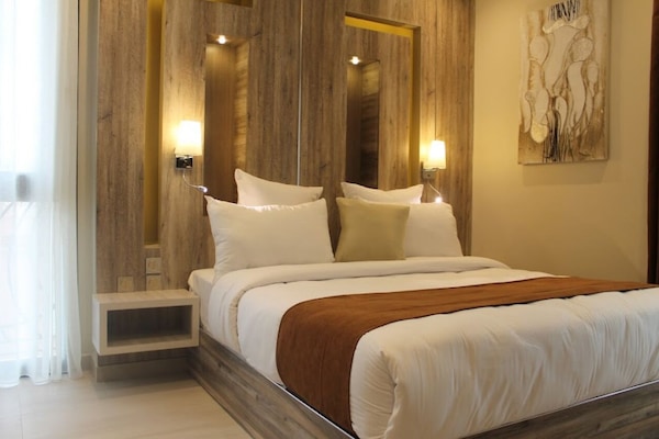 Biancheria da letto di alta qualità, minibar, postazione laptop