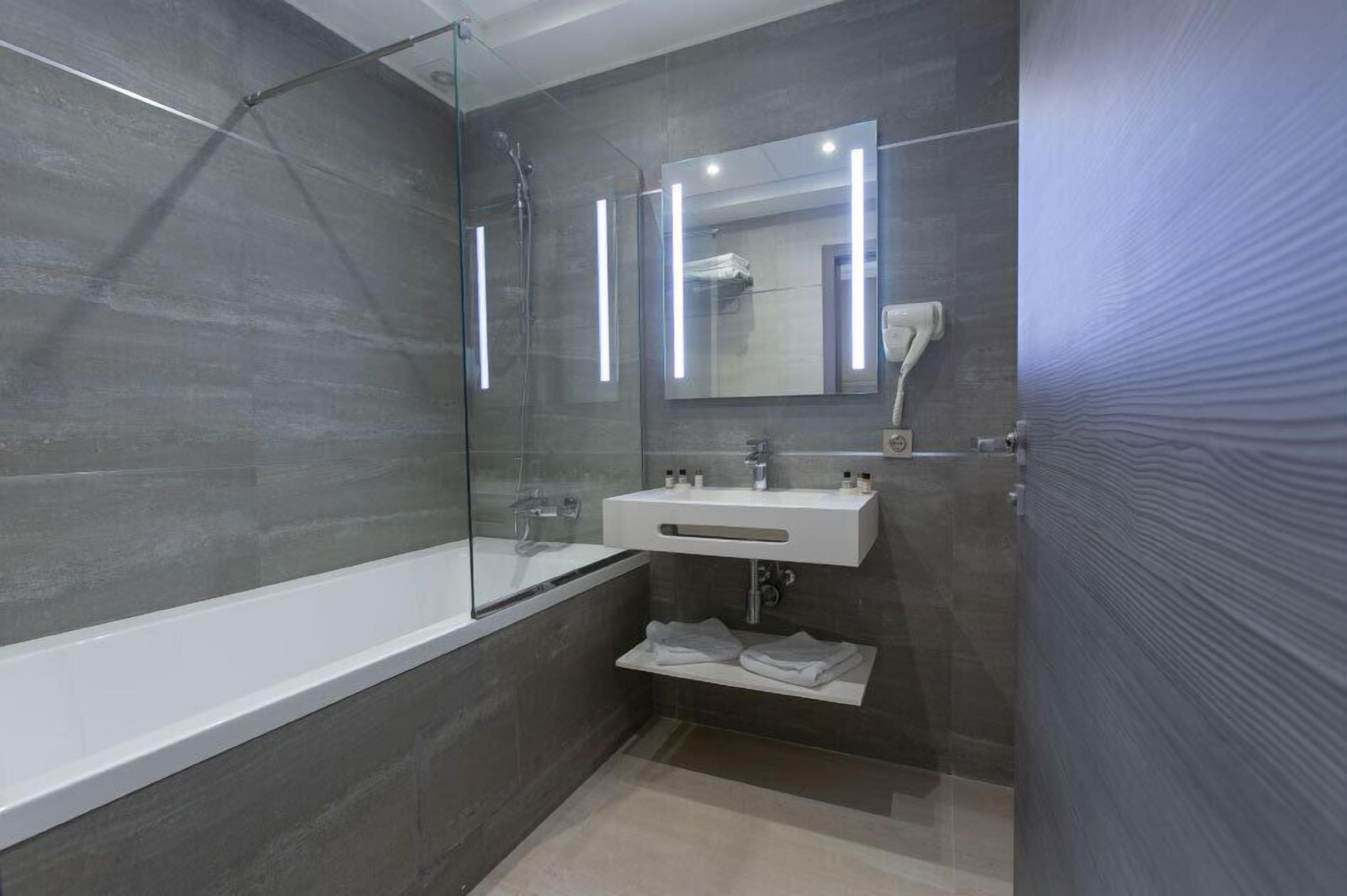 Shower, free toiletries, hair dryer, towels