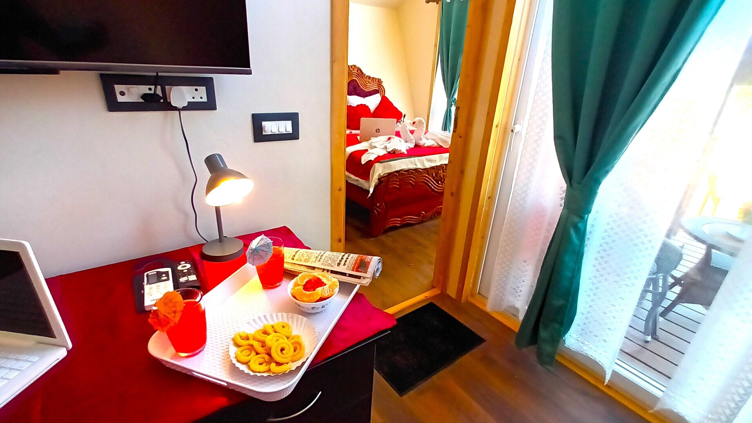 Luxury Suite | Living area | 40-inch Smart TV with satellite channels, Netflix, pay films