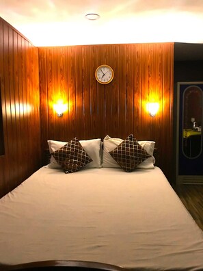 Gallery-Suite | 1 Schlafzimmer, hochwertige Bettwaren, Zimmersafe, individuell dekoriert