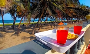 Trên bãi biển, cát trắng 