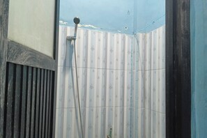 スタンダード ダブルルーム | バスルーム | シャワー、タオル、石鹸