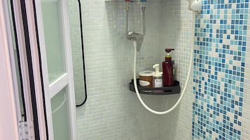 Habitación básica con 2 camas individuales, 1 habitación | Baño | Secador de pelo y toallas